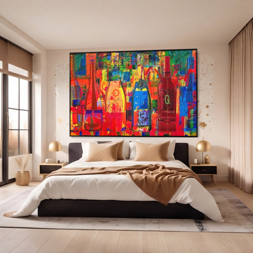 Tablou canvas cu tablou canvas cu sticle colorate de vin, in rama de aluminiu negru, pe perete intr-un dormitor